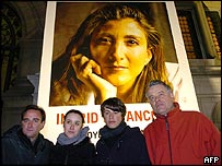 A família de Ingrid Betancourt, diante de um cartaz dela