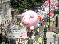反对改革养老金的示威