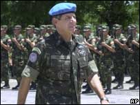 O general Augusto Heleno, comandante brasileiro no Haiti, marcha em frente a soldados do Chile 