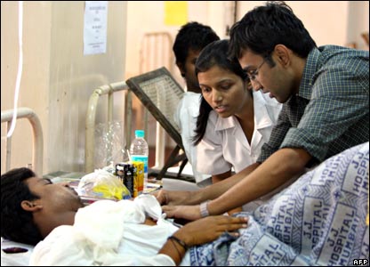 Chữa trị cho người bị thương trong bệnh viện