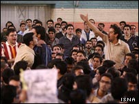 دانشجویان معترض با بسیجی ها بحث می کنند - عکس از ایسنا