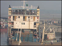 बांग्लादेश में नाव से दौरा