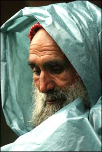  بارش میں بھیگتا بوڑھا شخص