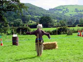 Bwgan brain ger y cwrs neidio