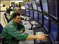 کارگران پالایشگاهی در مجارستان که قطع نفت موجب تعطیل آن شده