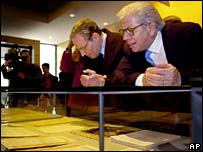 Bob Woodward ve Carl Bernstein serginin açılışında notları inceliyor