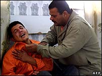 Parente de civis mortos é consolado em Baquba 