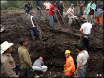 Equipes de resgate procuram vítimas em Panabaj, na Guatemala