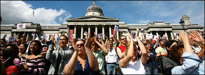 8月24日，伦敦市中心特拉法加广场的巨型屏幕直播北京奥运闭幕式，吸引大批英国人观看交接仪式。
