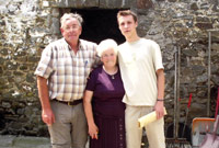 O'r chwith i'r dde, Hywel Jones, Sara Humphreys-Jones a Sebastian Resz