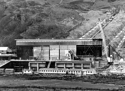 Yr orsaf bron yn barod gyda phedair piben yn cael eu gosod. 