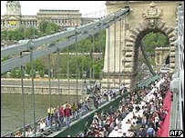 Húngaros comemoram entrada na UE