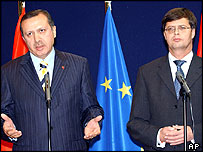 Turecký premiér Recep Tayyip Erdogan (vlevo) a dánský premiér Jean Peter Belkenende