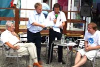 Criw Taro'r Post ar y maes