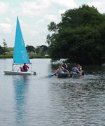 Digon o hwyl i gael yn hwylio ar y llyn