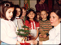 معلم صبا درخت کريسمس را به او می دهد