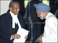 मुख्य न्यायाधीश लाहोटी और प्रधानमंत्री मनमोहन सिंह