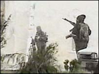 atirador dispara na multidão