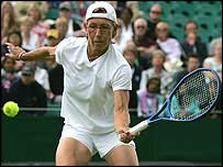 A tenista Martina Navratilova jogando em Wimbledon
