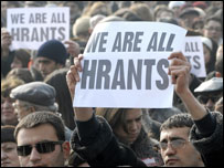 Hrant Dink'in cenaze töreninde açılan pankart