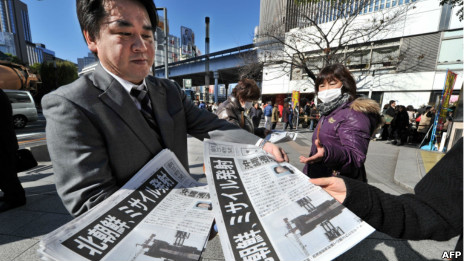 日本傳媒印刷《號外》在東京街頭上發放時,被眾多市民圍堵索取。