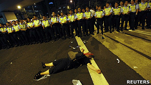 2011年民主派七一游行后一名示威者躺卧中环街头(2/7/2011)