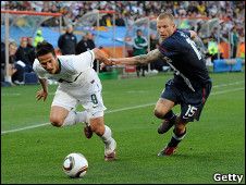 لوبيانكيتش(يسار) يحاول المرور من المدافع الأمريكي ديميريت