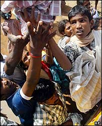 تامل ناڈو میں متاثرین کو امداد دی جا رہی ہے