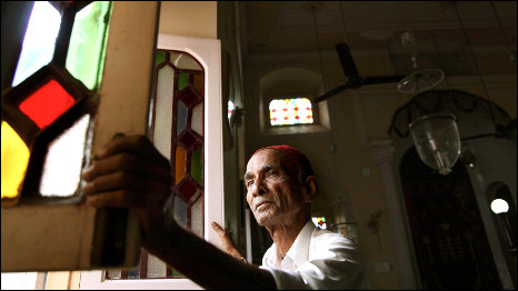 Jacob Dandekar a chazan, or cantor at the Magen Avot Synagogue 