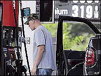 Một người đàn ông mua xăng tại một điểm bán xăng tại Mỹ