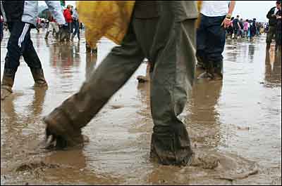 جشنواره گلاستنبری در گل و لای