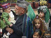 حامد کرزی در میان کودکان افغان