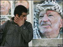 Arafat'ın posteri önünde ağlayan bir Filistinli