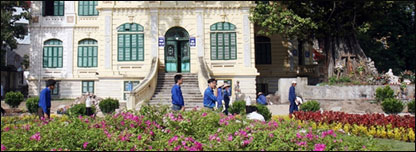 Cờ đỏ sao vàng bay không xa thập tự thánh ở sân Tòa Khâm sứ cũ