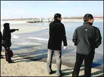 Moradores à beira do rio Songhua, na China