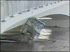 Lancha arrasta pelo rio Brisbane