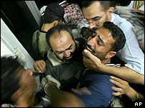 Příbuzní jednoho z palestinských policistů poté, co ho spatřili