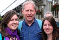 John Rowlands gyda gwenno a mair, ei blant