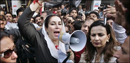 بینظیر بھٹو اسلام آباد میں سنیچر کو ذرائع ابلاغ سے مخاطب 