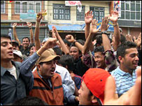 Manifestantes desafiam toque de recolher em Katmandu