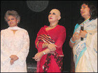 پروڈیوسر مدیحہ گوہر، اداکارہ فریال گوہر اور بیوٹیشن مسرت مصباح 