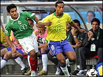 Sinha tenta tirar a bola de Ronaldinho Gaúcho