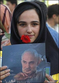 Reformcu aday Mustafa Moin'in posterini taşıyan İranlı genç kız