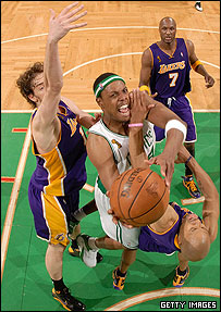 پال پریس در حال حمله