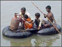 سیلاب سے متاثرہ افراد (فائل فوٹو)