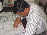 لائبریری میں اکثر لوگ اشتہارات دیکھنے آتے ہیں