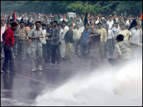 पुलिस और प्रदर्शनकारियों के बीच झड़प