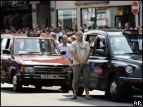 Taxistas e populares fazem silêncio em Londres