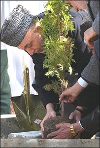 حامد کرزی در حال کاشتن نهال