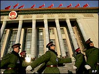 Čínští vojáci před parlamentem v Pekingu